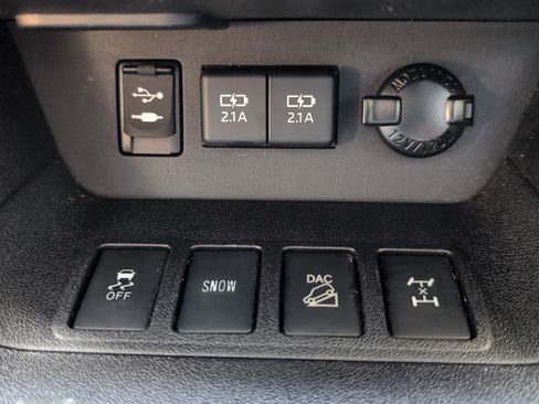 Used 2019 Toyota Highlander XLE AWD/4WD image 40