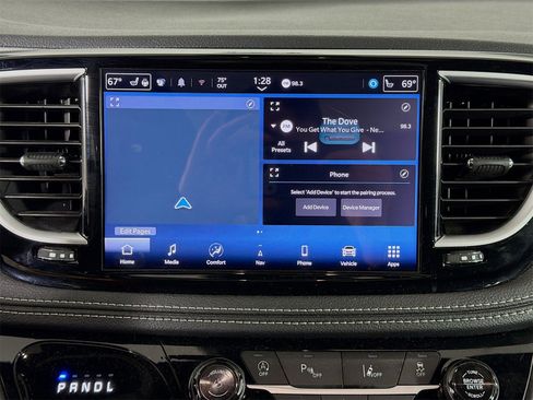 Used 2025 Chrysler Pacifica Limited image 16