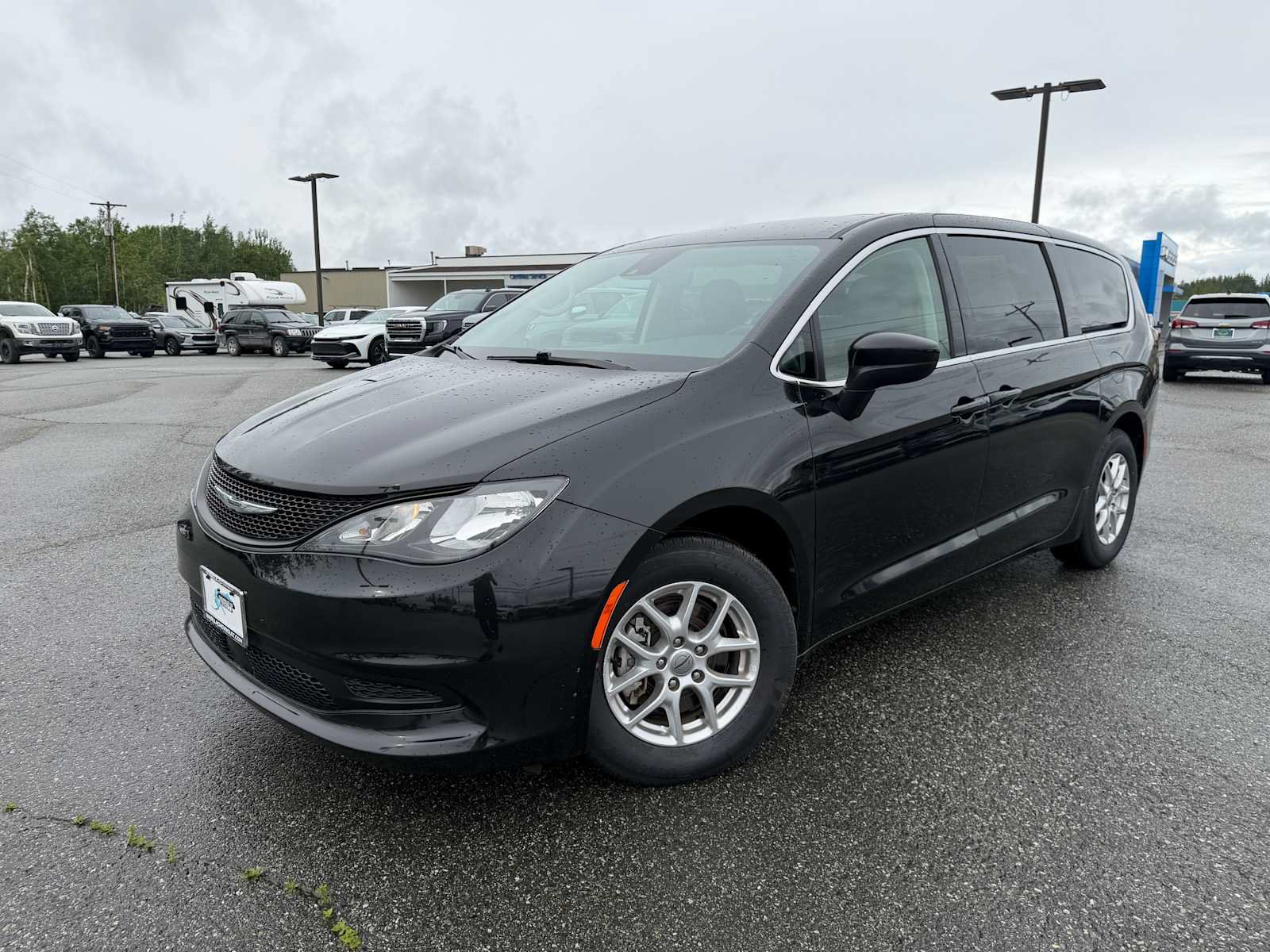 Used 2023 Chrysler Voyager LX FWD image 1
