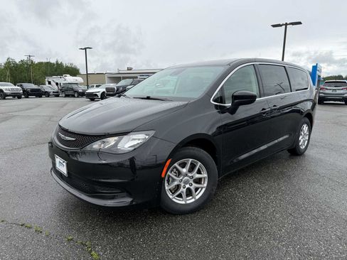 Used 2023 Chrysler Voyager LX FWD image 1