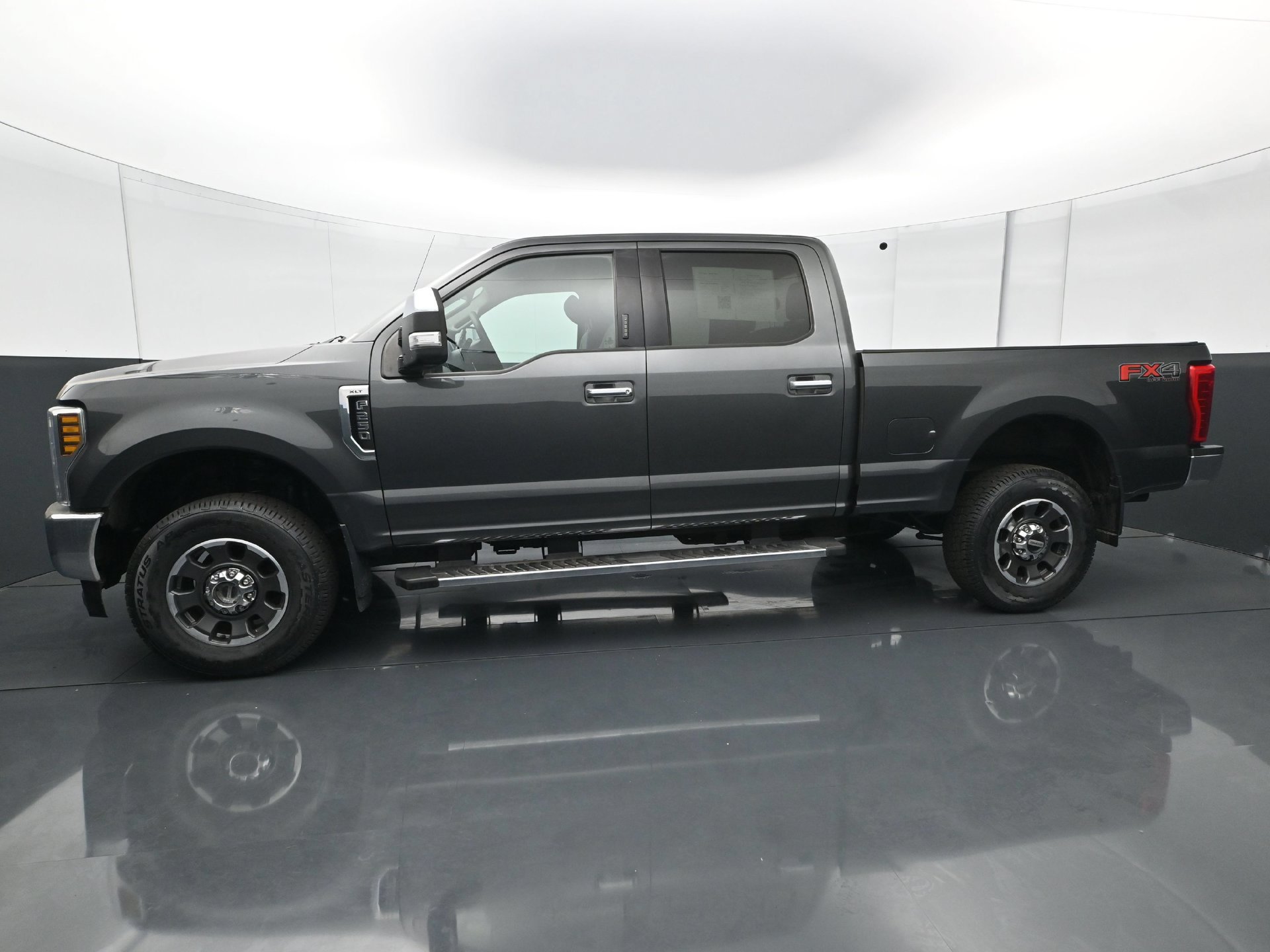 Used 2019 Ford F250 XLT w/ XLT Premium Package AWD/4WD image 2