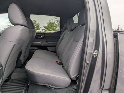 Used 2019 Toyota Tacoma TRD Sport image 9