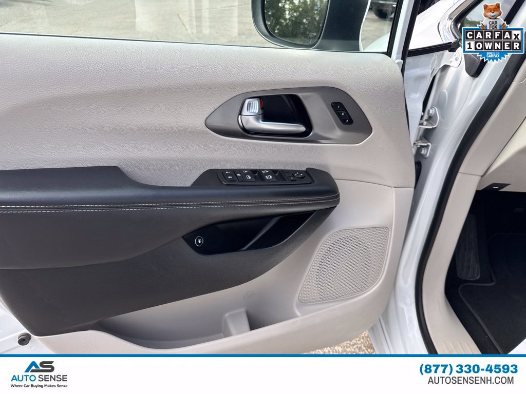Used 2023 Chrysler Pacifica Touring-L FWD image 16