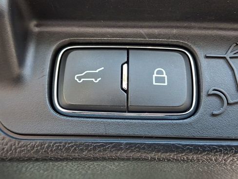 Used 2022 Ford Explorer XLT w/ Equipment Group 202A AWD/4WD image 31