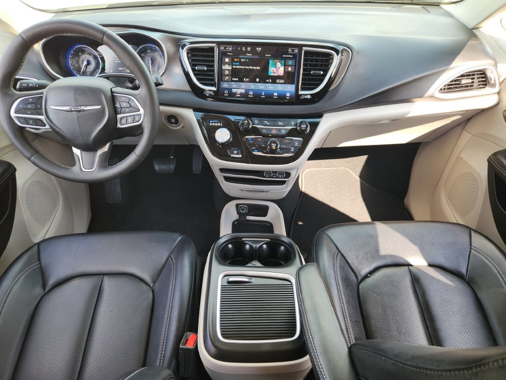 Used 2024 Chrysler Pacifica Touring-L FWD image 19