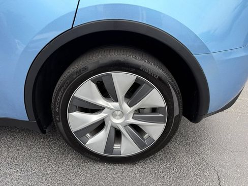 Used 2024 Tesla Model Y Long Range AWD/4WD image 40