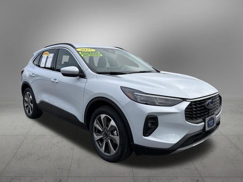 Used 2025 Ford Escape Platinum w/ Class II Trailer Tow Package image 6