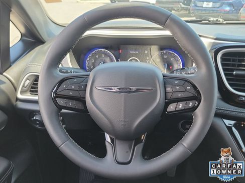 Used 2024 Chrysler Pacifica Touring FWD image 21