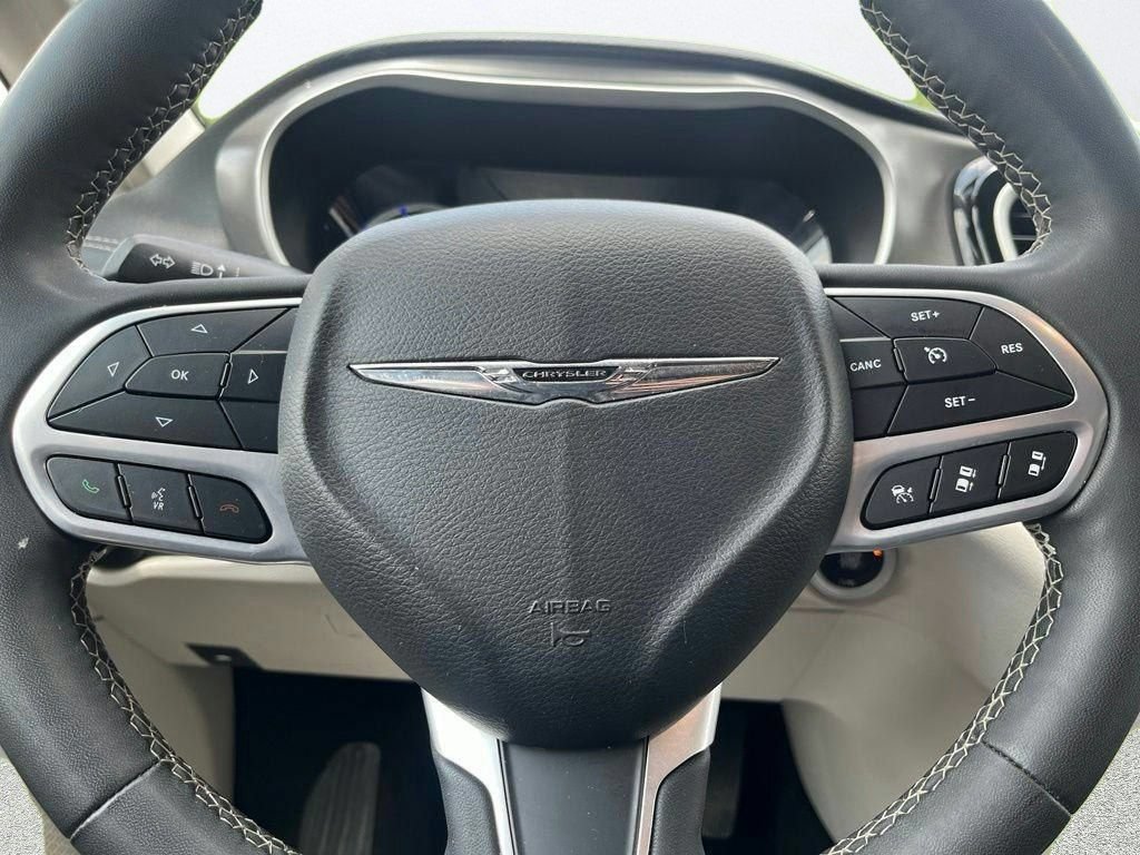 Used 2023 Chrysler Pacifica Touring-L FWD image 20