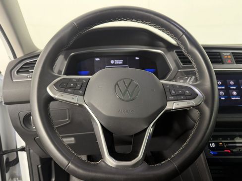 Used 2022 Volkswagen Tiguan SE w/ Panoramic Sunroof Package FWD image 23
