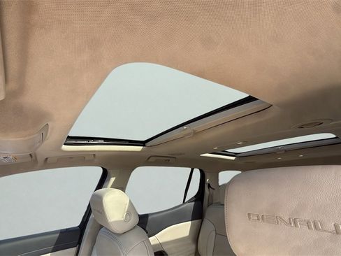 Used 2021 GMC Acadia Denali w/ Denali Technology Package image 10