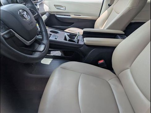 Used 2022 Toyota Sienna XLE w/ XLE Plus Package FWD image 8