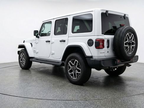 Used 2025 Jeep Wrangler Sahara image 6