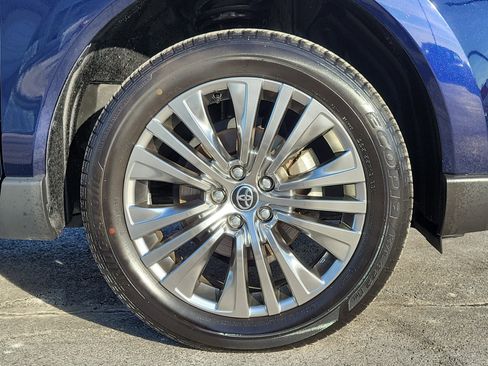 Used 2024 Toyota Venza Limited image 5