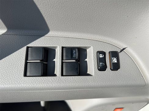 Used 2010 Toyota Highlander Limited image 12