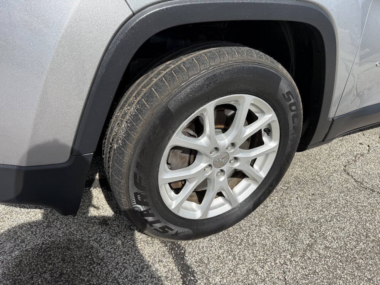 Used 2014 Jeep Cherokee Latitude AWD/4WD image 10