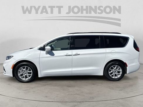 Used 2022 Chrysler Pacifica Touring-L image 2