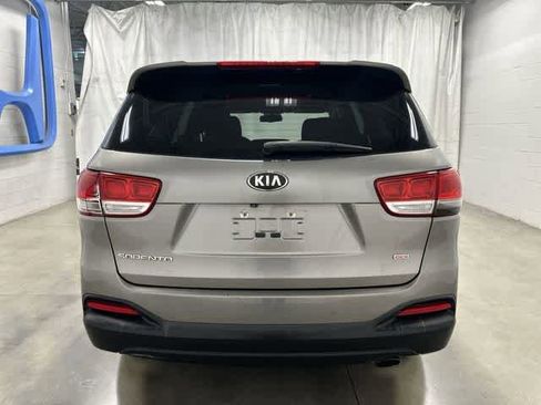 Used 2017 Kia Sorento LX w/ LX Convenience Package image 7