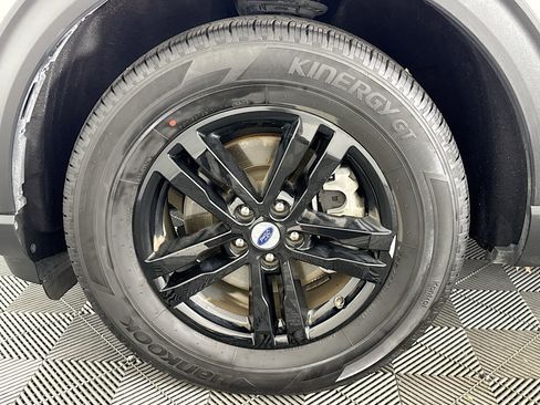Used 2023 Ford Explorer XLT w/ Equipment Group 202A AWD/4WD image 37