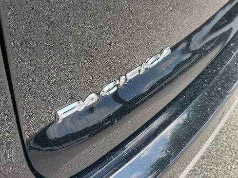 Used 2024 Chrysler Pacifica Touring-L FWD image 6