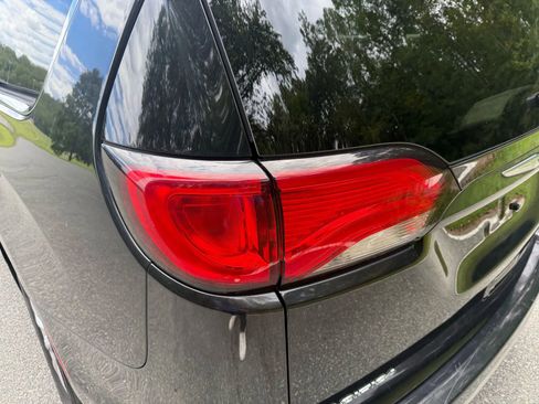 Used 2019 Chrysler Pacifica Touring-L image 11