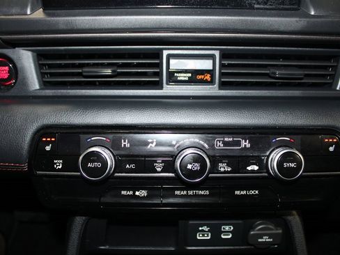 Used 2025 Honda Pilot TrailSport image 32