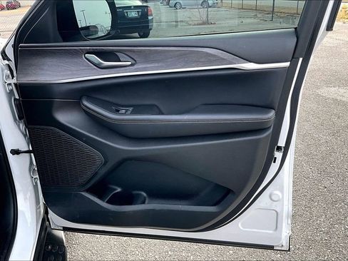 Used 2024 Jeep Grand Cherokee Limited w/ Black Appearance Package image 25