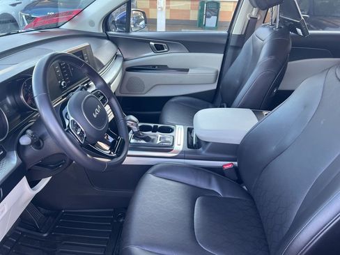 Certified 2024 Kia Carnival LX image 4