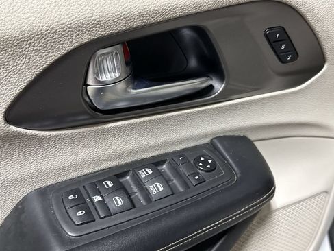 Used 2021 Chrysler Pacifica Touring-L FWD image 20