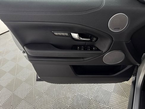 Used 2019 Land Rover Range Rover Evoque SE Premium image 9