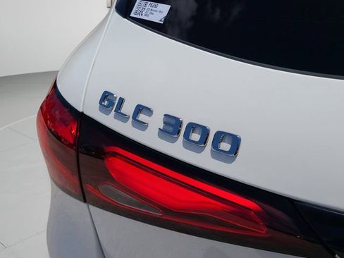 Used 2025 Mercedes-Benz GLC 300 4MATIC image 31