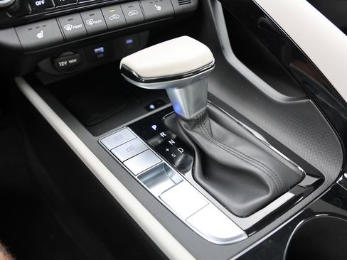 Certified 2025 Hyundai Elantra Limited FWD image 28