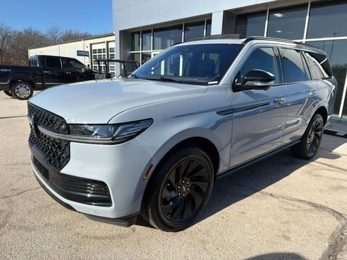 Used 2025 Lincoln Navigator Reserve w/ Jet Appearance Package image 3