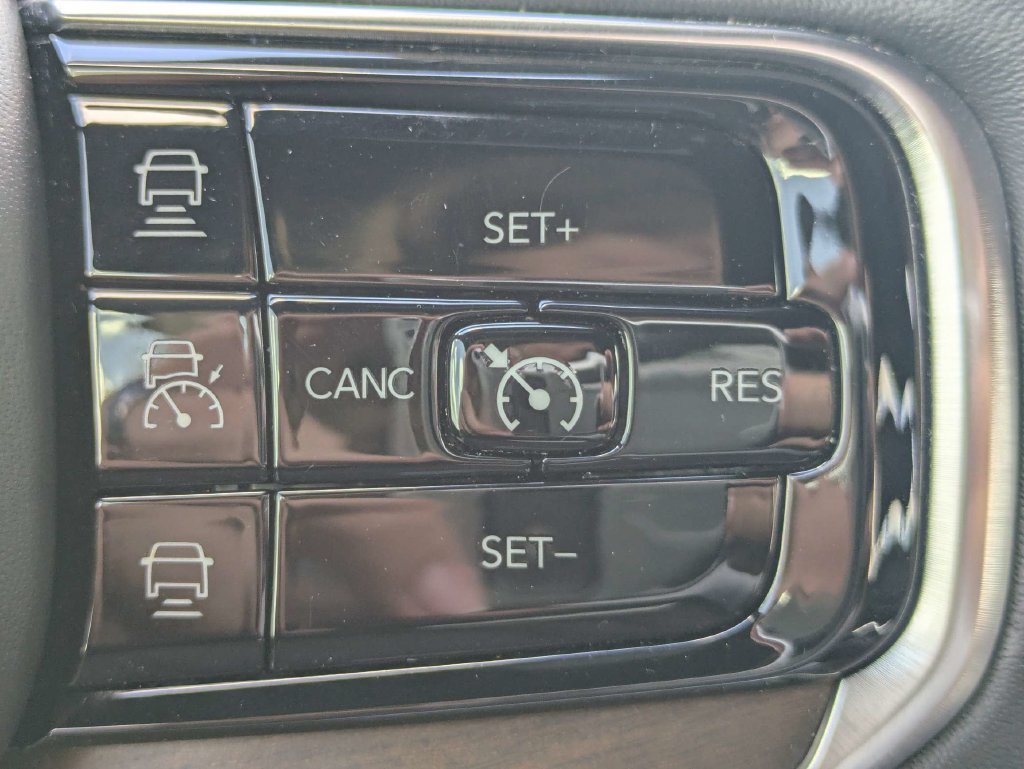 Used 2023 Jeep Grand Wagoneer L Series II AWD/4WD image 31