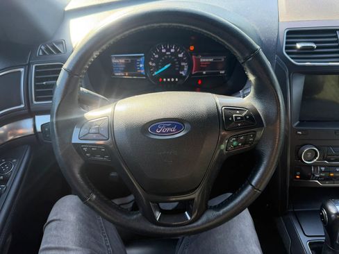 Used 2019 Ford Explorer XLT w/ Equipment Group 202A AWD/4WD image 12