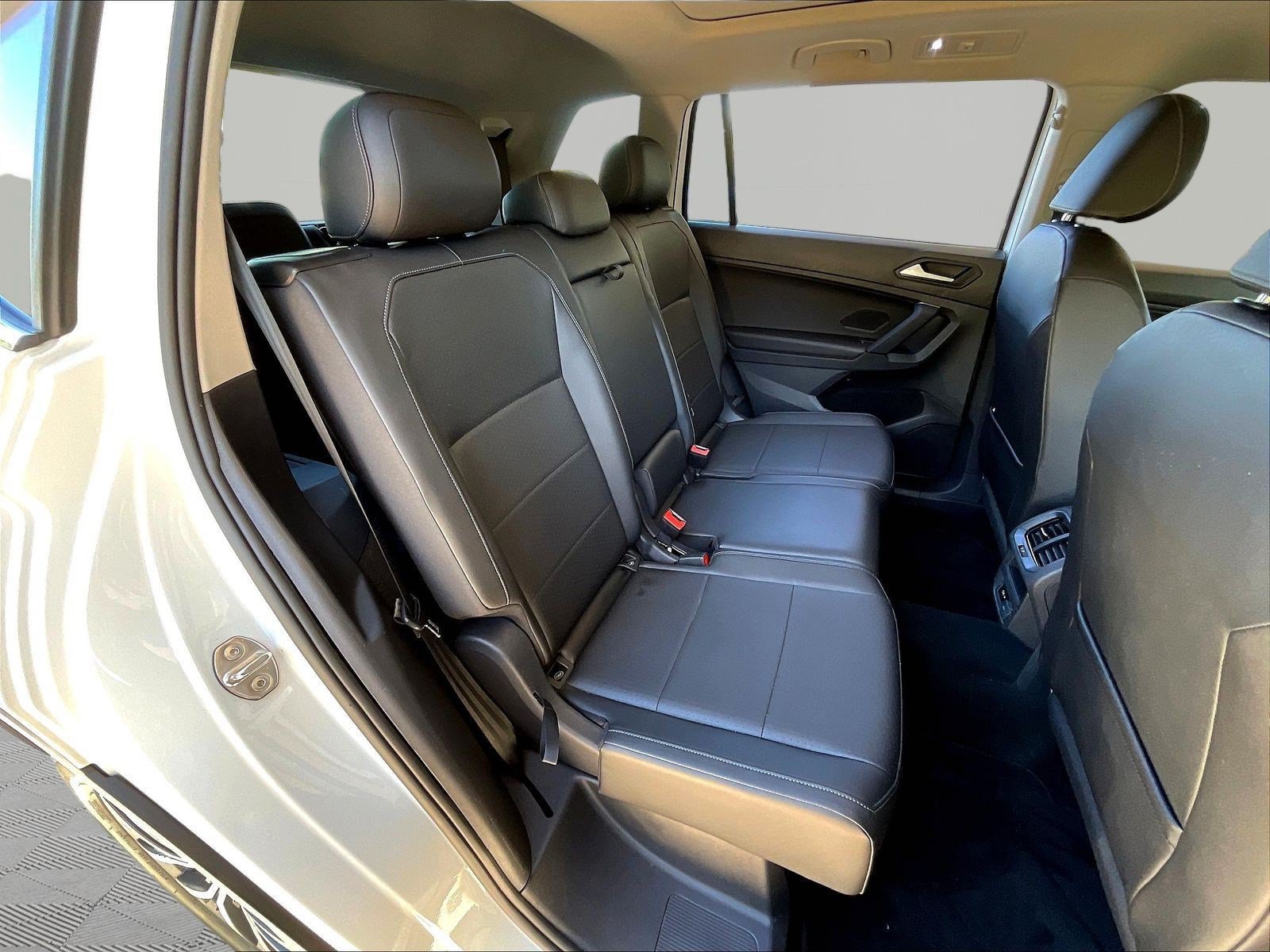 Used 2019 Volkswagen Tiguan SE w/ Panoramic Sunroof Package FWD image 23