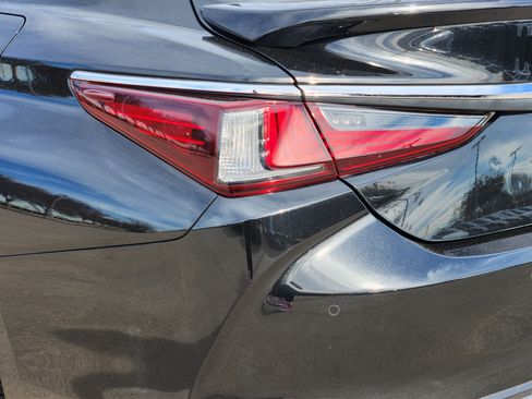 Used 2022 Lexus ES 300h Ultra Luxury image 12