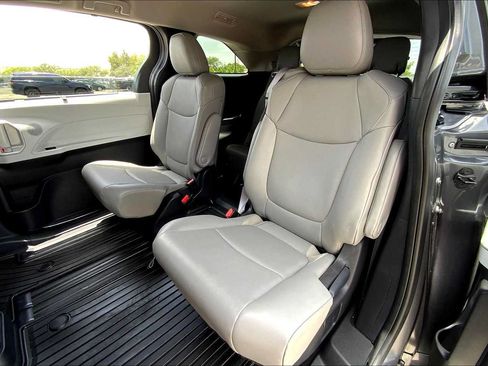 Used 2025 Toyota Sienna XLE FWD image 19