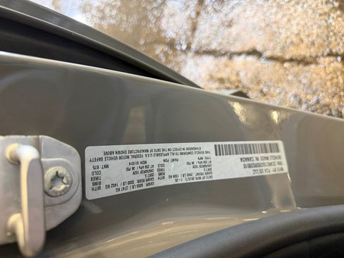 Used 2025 Chrysler Pacifica Limited FWD image 39