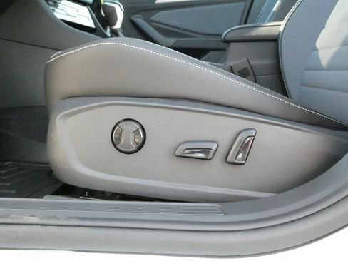 New 2025 Volkswagen Jetta SE image 8