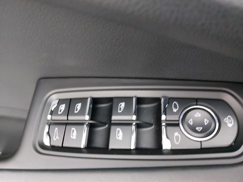 Used 2022 Porsche Macan w/ Premium Package Plus image 30