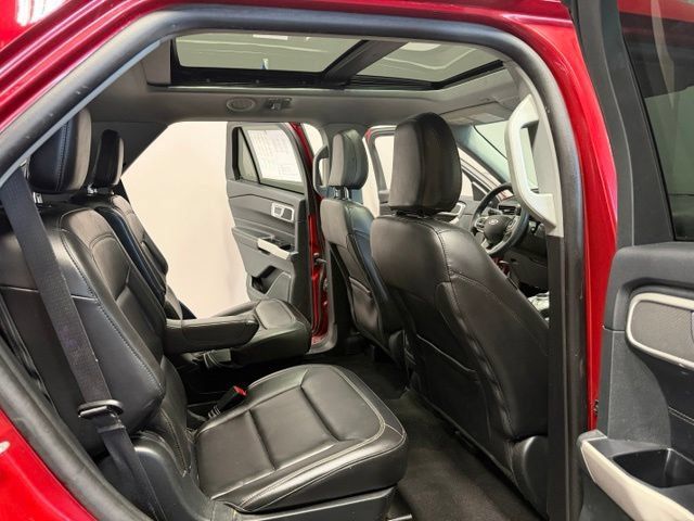 Used 2023 Ford Explorer XLT w/ Equipment Group 202A AWD/4WD image 28