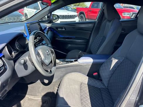 Used 2022 Toyota C-HR XLE FWD image 6