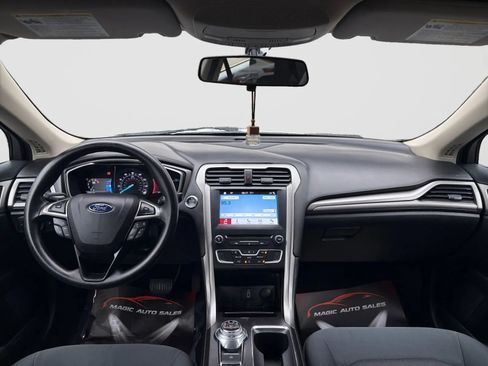 Used 2017 Ford Fusion SE w/ Fusion SE Technology Package FWD image 19