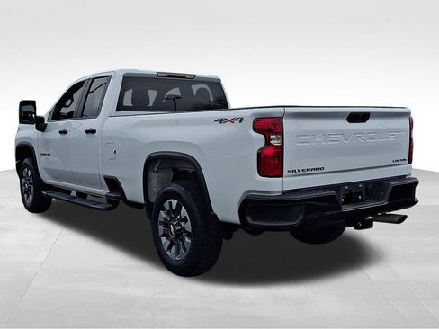 Used 2023 Chevrolet Silverado 2500 Custom w/ Custom Value Package image 4