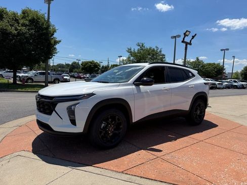 New 2026 Chevrolet Trax LT w/ Driver Confidence Package FWD image 3