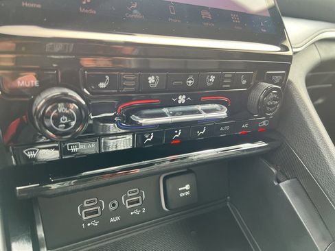 New 2025 Jeep Grand Cherokee Limited w/ Luxury Tech Group II image 17