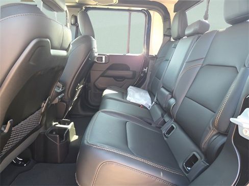 Used 2025 Jeep Gladiator Sport image 16