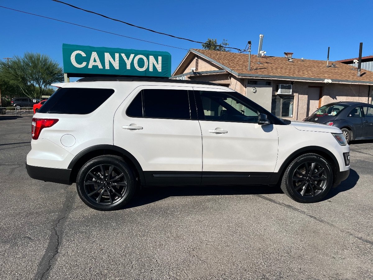 Used 2017 Ford Explorer XLT w/ Equipment Group 202A FWD image 3