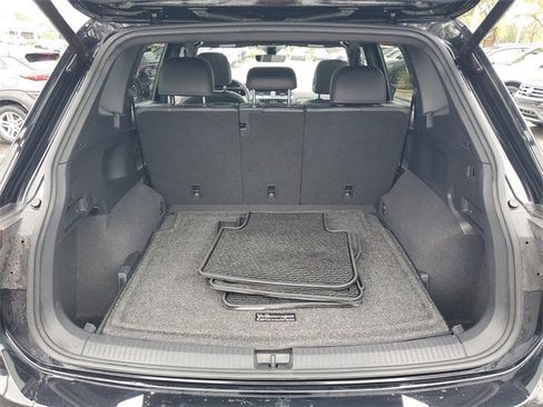 Certified 2022 Volkswagen Tiguan SE R-Line image 8